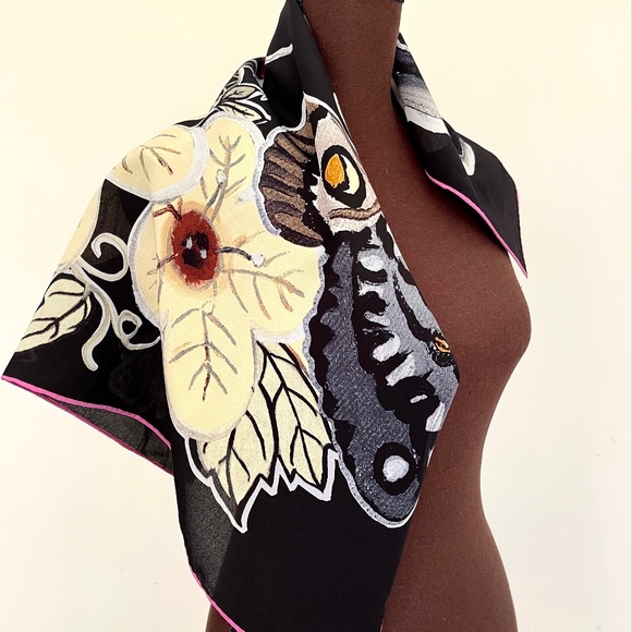 New Gucci Scarf Floral Black Scarf with Gucci Gift Box - Picture 5 of 15